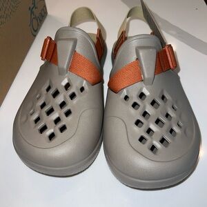 NIB. Men’s Earth Brown Chaco Chillos Clog-Size 8. JCH108463. Buckle Strap.